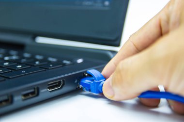 dizüstü bilgisayarın Lan bağlantı noktasına mavi kablo ağı bağlantısı 