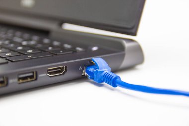 dizüstü bilgisayarın Lan bağlantı noktasına mavi kablo ağı bağlantısı 