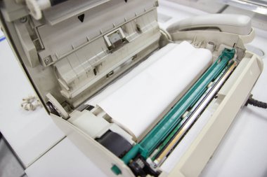 Faks makinesi faks makinesine konulan Faks kağıdı ile açık 
