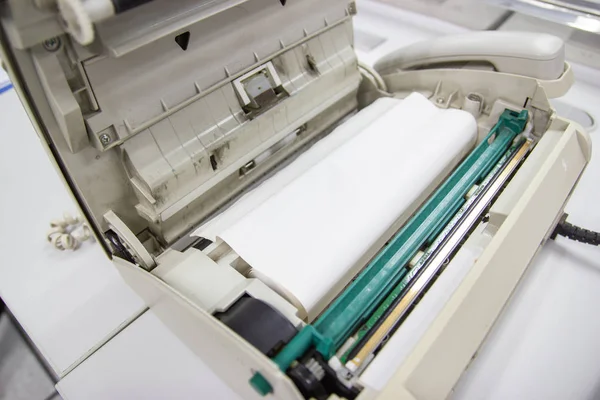 Máquina de fax aberta com papel de fax colocado no fax — Fotografia de Stock