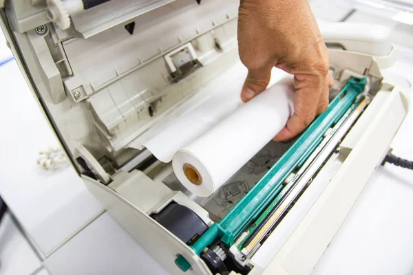 Mão de Man hold Configuração de papel de fax para fax — Fotografia de Stock