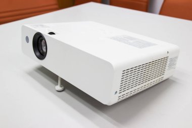 tabloda iş çalışması için sunum için beyaz projektör 