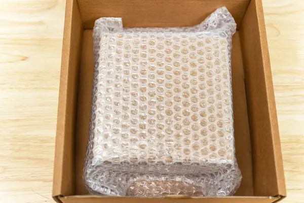 Bubbels bedekt de doos door bubble wrap voor bescherming product — Stockfoto