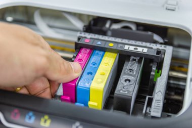 Teknisyenler mürekkep kartuşu veya mürekkep püskürtmeli kurulum monte edilir  