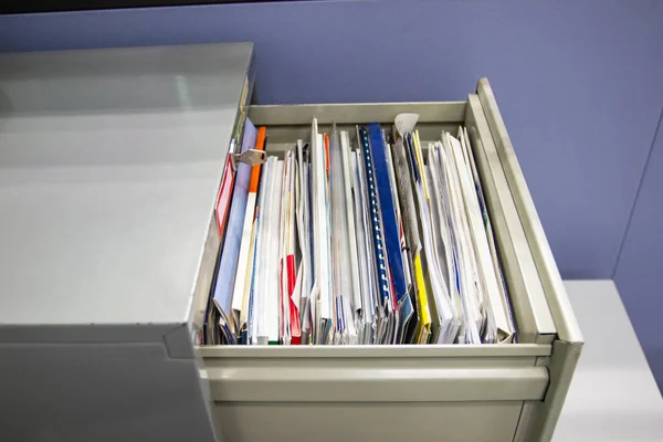 Documento de arquivos de pastas de arquivos pendurados em uma gaveta — Fotografia de Stock