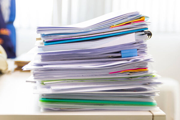 архив папки и стопка бумажного файла отчета дела на таблице
