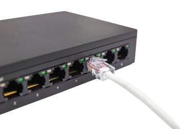 Siyah anahtar 8 port gigabit izole beyaz arka plan cihazı  