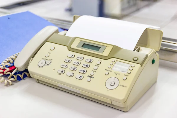 Faxgerät für den Versand von Dokumenten im Büro — Stockfoto