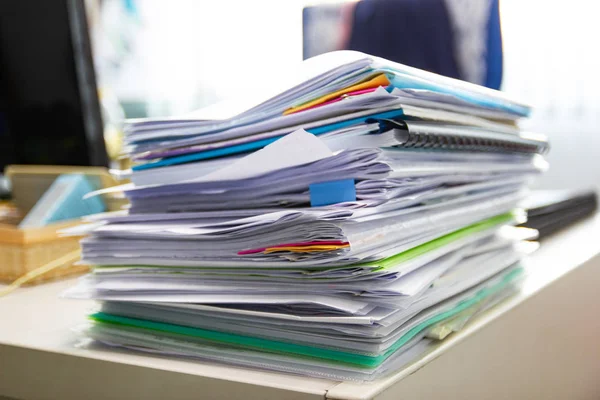 Dossier de fichier et pile de rapport d'entreprise fichier papier sur la table — Photo