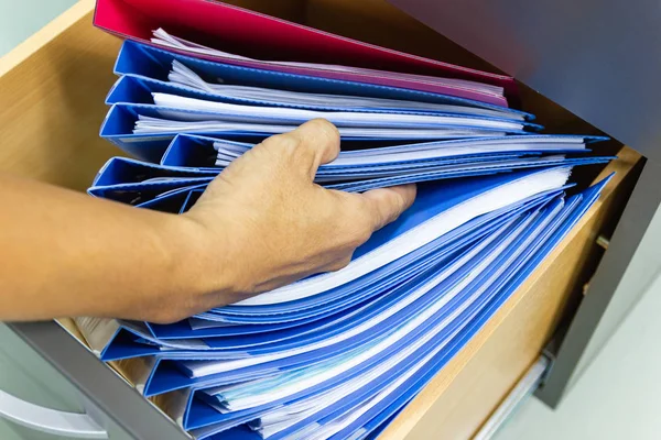 Hand of Man Rechercher des fichiers document dans un classeur — Photo