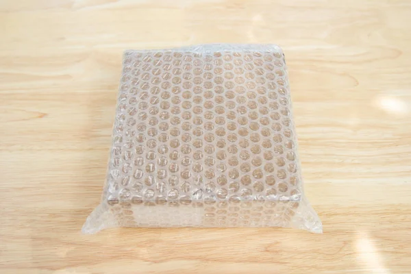 Bubbels bedekt de doos door bubble wrap voor bescherming product — Stockfoto