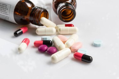 beyaz arka plan ile hap ve kapsül yığını