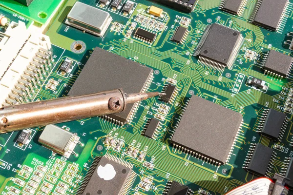Паяльник для ремонту електронної схеми комп'ютера — стокове фото