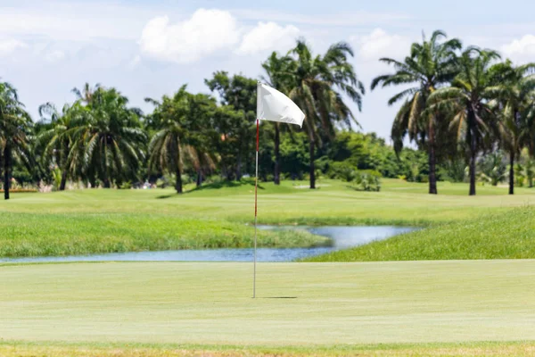 青空と緑の上のゴルフコースで白旗 — ストック写真