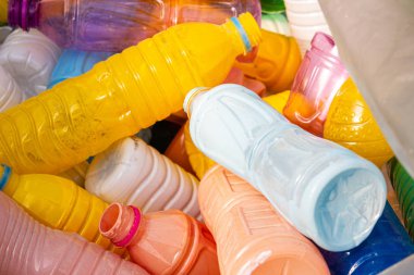 Plastik şişe atıkları Konsepti Plastik şişe kullanımını azaltır 