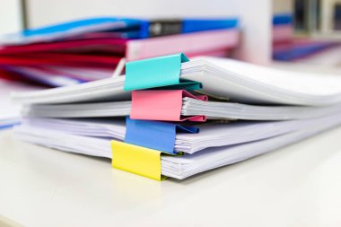 dosya klasörü ve tabloüzerinde iş raporu kağıt dosyası yığını