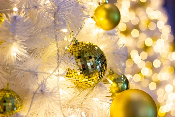 Bola de color oro, hermoso árbol de Navidad con decoraciones bokeh fondo de luz dorada — Foto de Stock