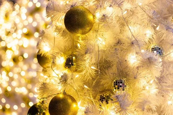 Bola de color oro, hermoso árbol de Navidad con decoraciones bokeh fondo de luz dorada —  Fotos de Stock