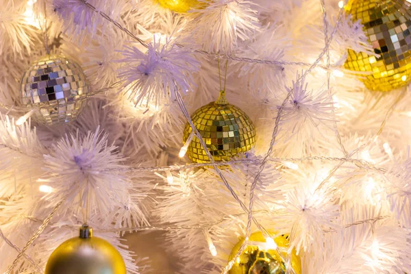 Bola de color oro, hermoso árbol de Navidad con decoraciones bokeh fondo de luz dorada —  Fotos de Stock