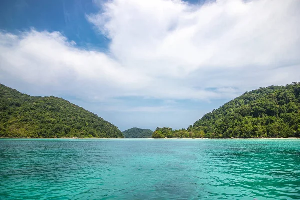 Tájkép kilátás Surin Island, mint turisztikai célpont szerepelt a szépség a tenger alatt van egy hely Dél-Thaiföldön — Stock Fotó