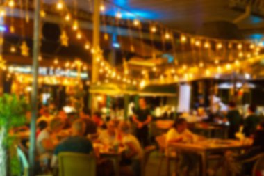 bulanık görüntü Birçok insan bir restoranda gece festivali bar pub eğlenceli zevk 