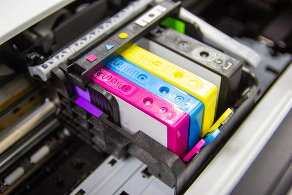 Sebuah kartrid tinta atau kartrid inkjet adalah komponen dari sebuah inkjet — Stok Foto