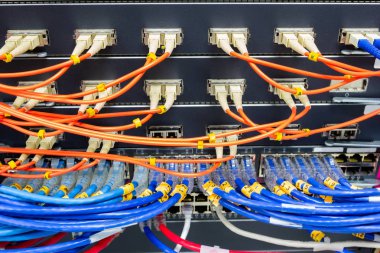 kablo ağı, fiber optik kablo sunucu odasındaki bağlantı portuna bağlanıyor