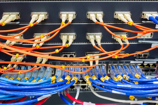 케이블 네트워크, 광섬유 케이블 연결 서버 실의 포트를 전환하기 위해 — 스톡 사진