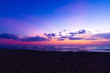 Manzara, güzel siluet. Güneşin doğuşunun son bir parçası. Denizin filizleri.