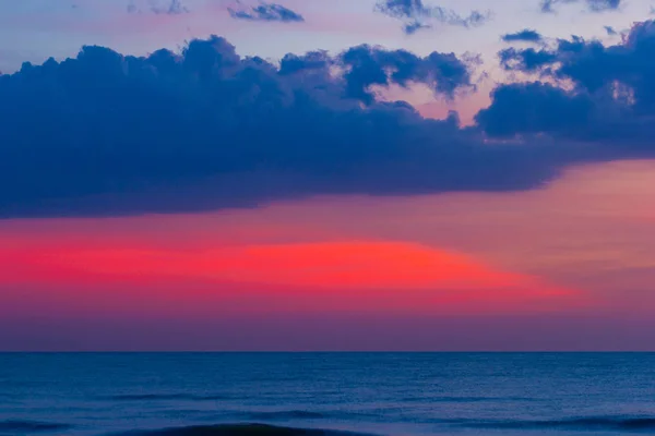 美しいシルエットを見る海の日の出の光の撮影の最後のビット — ストック写真