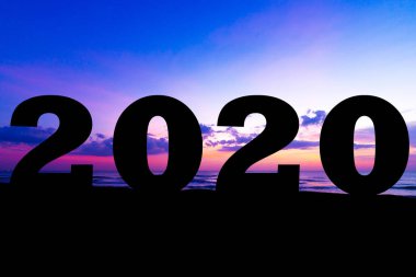 Mutlu yıllar 2020 siluet gün doğumu ya da arka planda gün batımı  