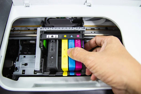 I tecnici installano la configurazione della cartuccia di inchiostro di un getto d'inchiostro — Foto Stock
