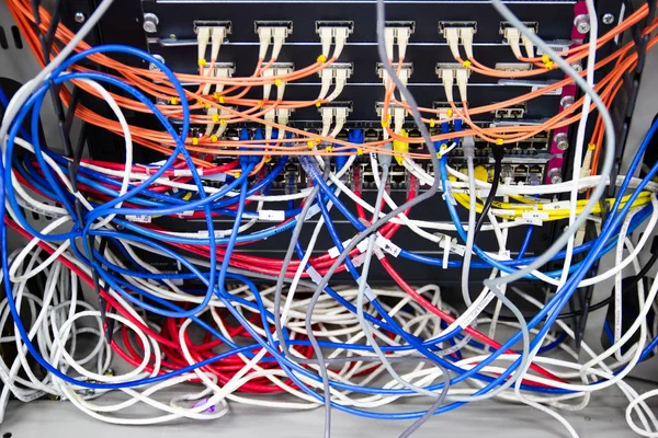 Kabelnetwerk in serverruimte kabel verstrengeld van slecht routed — Stockfoto