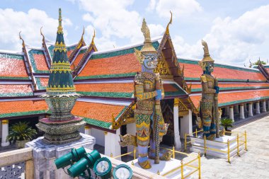 Wat Phra Kaew, Tayland - 08 Haziran 2020: - Zümrüt Buda Tapınağı (resmi adıyla Wat Phra Sri Rattana Satsadaram Tayland 'ın en önemli Budist tapınağı olarak kabul edilir ve Tayland' ın bir turistik merkezidir.