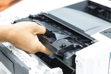 Lazer yazıcı konsept ofis malzemeleri onarımı için toner değiştiren teknisyenler