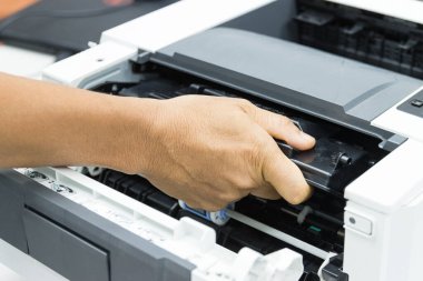 Lazer yazıcı konsept ofis malzemeleri onarımı için toner değiştiren teknisyenler