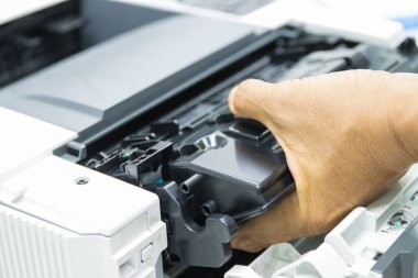 Lazer yazıcı konsept ofis malzemeleri onarımı için toner değiştiren teknisyenler