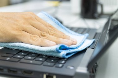 Konsept Önleme sıklıkla temizlik yapar, patojenlerin dizüstü bilgisayarın klavyesi gibi bilgisayar ekipmanlarına yayılmasına olanak sağlayan yüksek trafik bölgelerine odaklanır