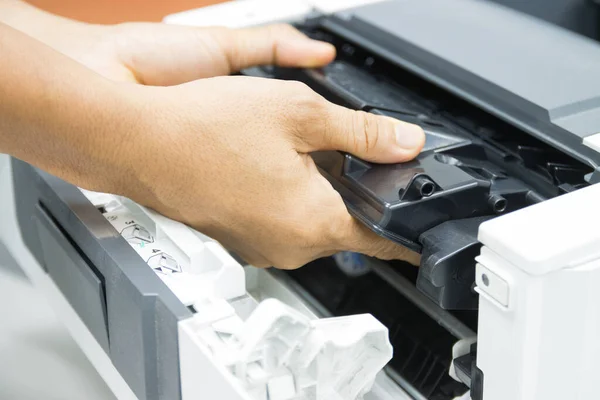 Lazer yazıcı konsept ofis malzemeleri onarımı için toner değiştiren teknisyenler