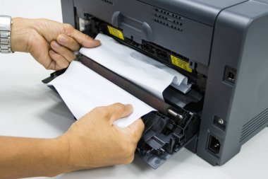 Ofiste kağıt çıkartan teknisyenler sıkıştı, kağıt sıkıştı.