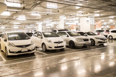 Bangkok Tayland: - 6 Haziran 2020: Hademeyle birlikte binanın otoparkına park edin
