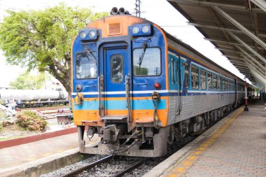 Tren, seyahat eden yolcular için tren istasyonlarında durur. 