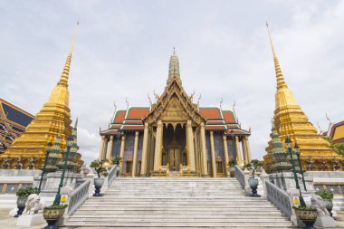 Wat Phra Kaew, Tayland - 8 Haziran 2020: resmi adıyla Wat Phra Sri Rattana Satsadaram Tayland 'ın en önemli Budist tapınağı olarak kabul edilir.