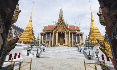 Wat Phra Kaew, Tayland - 8 Haziran 2020: resmi adıyla Wat Phra Sri Rattana Satsadaram Tayland 'ın en önemli Budist tapınağı olarak kabul edilir.