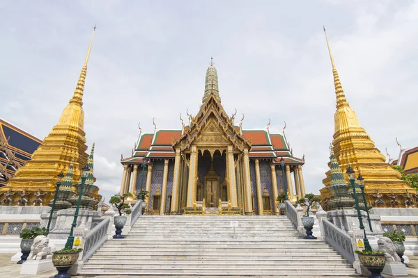 Wat Phra Kaew, Tayland - 8 Haziran 2020: resmi adıyla Wat Phra Sri Rattana Satsadaram Tayland 'ın en önemli Budist tapınağı olarak kabul edilir.
