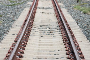 Demir paslı demiryolu trenler için demiryolunu izliyor