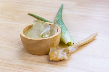 Aloe Vera ahşap masada içtiği için 