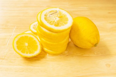 Sarı limon Buz gibi soğuk parçalara ayrılsın 