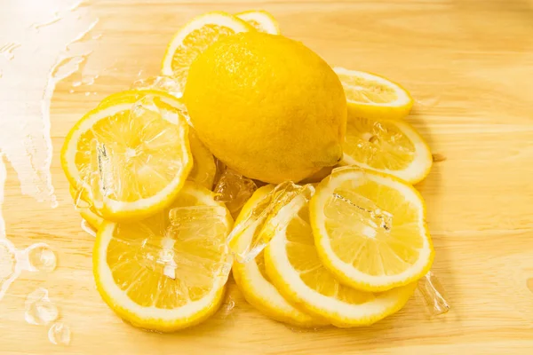 Sarı limon Buz gibi soğuk parçalara ayrılsın 