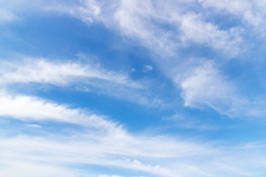 Bulutlu, şeffaf mavi gökyüzü ve atmosferik öğleden sonra.